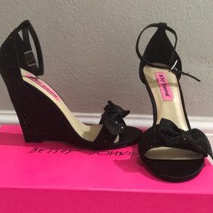 Betsey Johnson Women's Delancyy Wedge Sandal